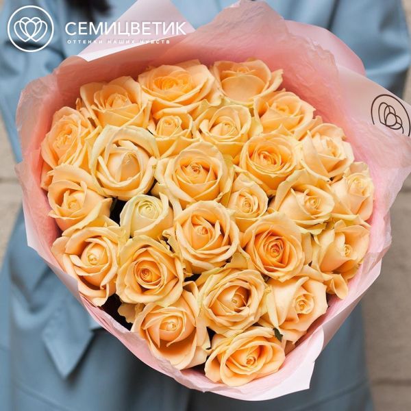 Букет из 25 кремовых роз 70 см (Россия) в розовой пленке