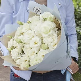 Букет из 25 белых махровых лизиантусов в голубой пленке