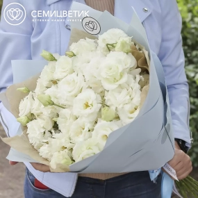 Букет из 25 белых махровых лизиантусов в голубой пленке