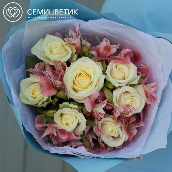 Букет из 7 белых роз 35-40 см (Россия) и 4 розовых альстромерий