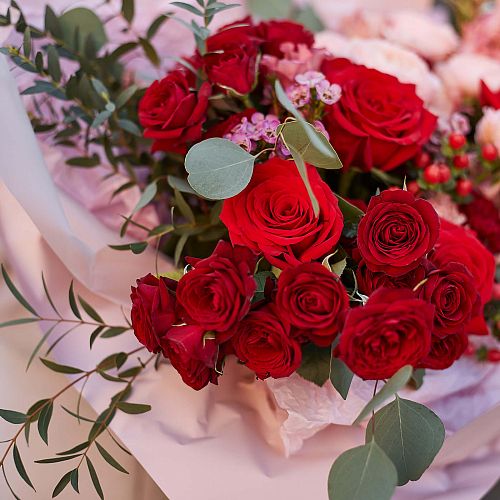 Красный букет с пионовидными розами и антуриумом "L" в упаковке
