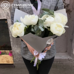 Букет из 5 белых пионов Premium с эвкалиптом в белой пленке