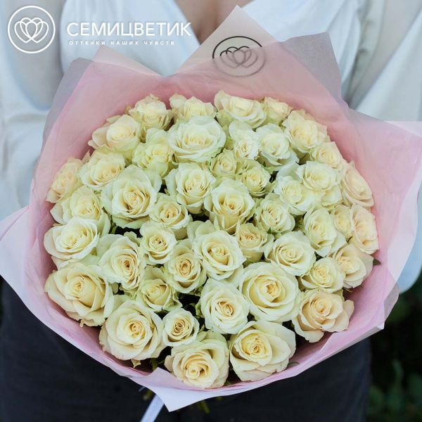 Букет из 45 белых роз 40 см (Кения) в розовой пленке