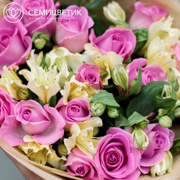 Букет из 15 розовых роз 30 см (Кения) и 7 кремовых альстромерий