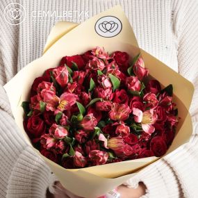 Букет из 25 красных роз (Кения) и 7 красных альстромерий в кремовой пленке