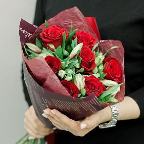 Букет из 7 красных роз 40 см (Кения) и 4 белых альстромерий в бордовой пленке