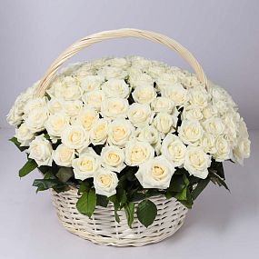 Композиция из 101 белой розы (Россия) в корзине