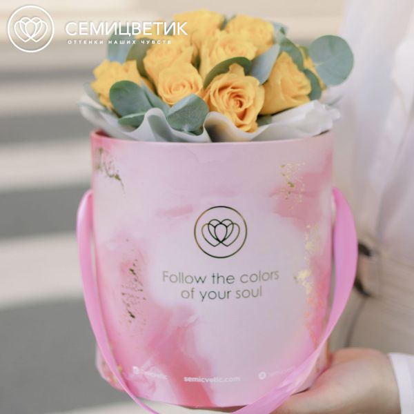 Букет в розовой шляпной коробке Amour Mini из 21 желтой розы (Кения) с эвкалиптом