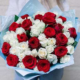 Букет из 51 красной и белой розы 35-40 см (Россия)