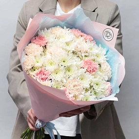 Букет из белых кустовых хризантем и гвоздик в розовой пленке