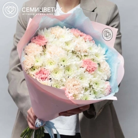 Букет из белых кустовых хризантем и гвоздик в розовой пленке