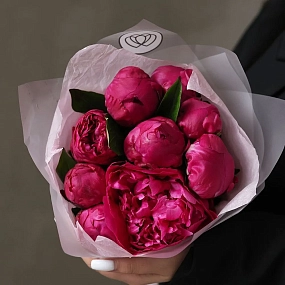 Букет из 9 ярко-розовых пионов Red Sarah Bernhardt Premium в прозрачной упаковке