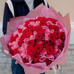 Букет из 101 красной и розовой розы 35-40 см (Россия)