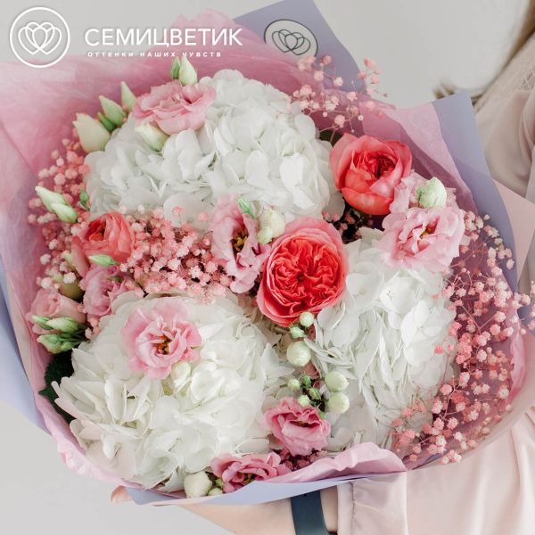 Букет из 3 белых гортензий, 3 нежно-розовых роз, 5 розовых лизиантусов и гипсофилы в упаковке