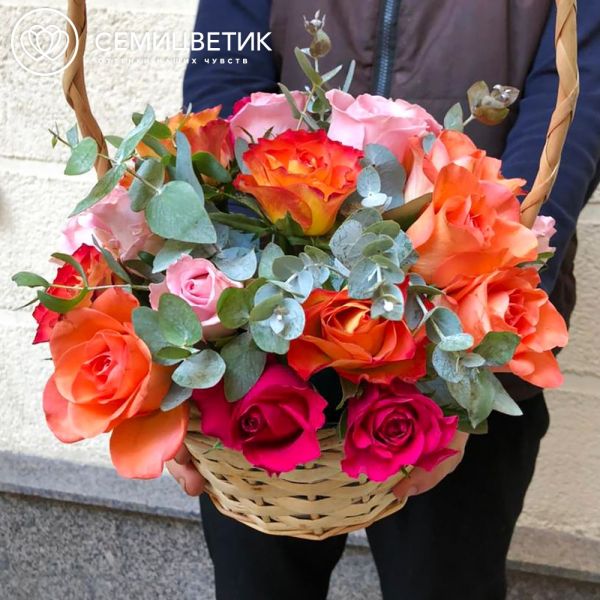 Композиция из 15 роз микс (Кения) с эвкалиптом в корзине