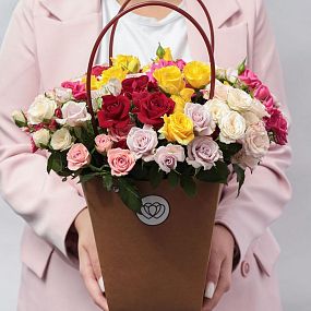 Композиция из 25 кустовых роз микс в сумочке