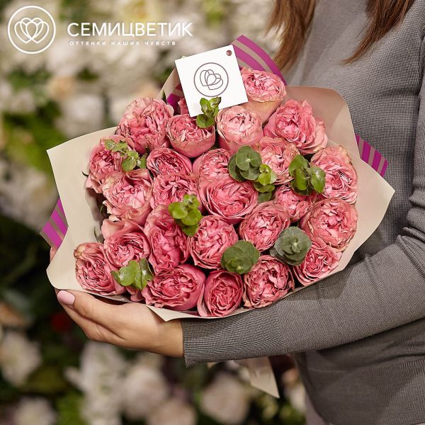 Букет из 25 розовых пионовидных роз Love Me Tender 40 см с эвкалиптом