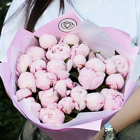 Букет из 25 розовых пионов Standart в розовой пленке