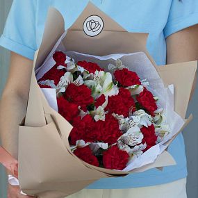 Букет из 15 красных гвоздик и 10 белых альстромерий