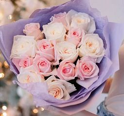 Букет из 15 белых и розовых пионовидных роз O'Hara 40 см