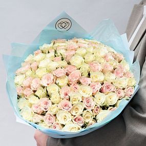 Букет из 101 белой и нежно-розовой розы 30 см (Кения)