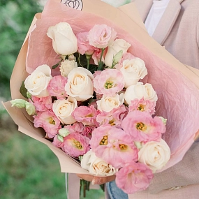 Букет из 10 белых роз Vendela 50 см (Эквадор) и 5 розовых лизиантусов в кремовой пленке