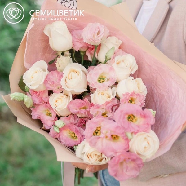 Букет из 10 белых роз Vendela 50 см (Эквадор) и 5 розовых лизиантусов в кремовой пленке