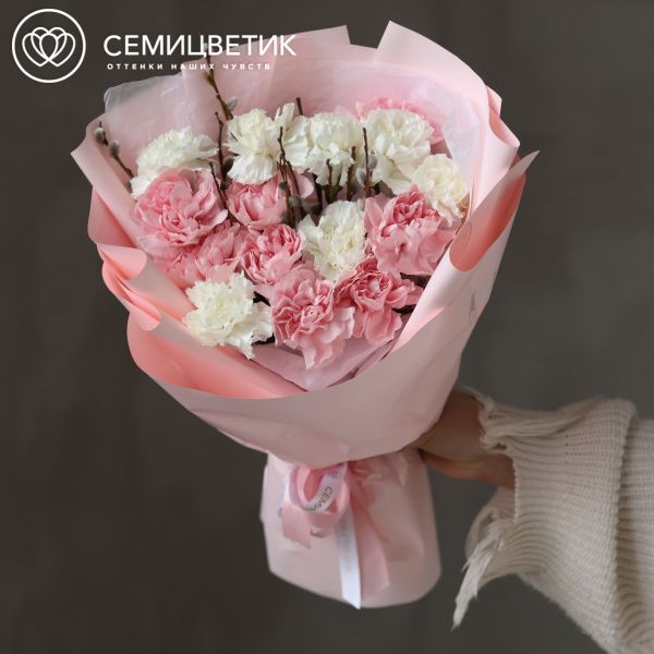 Букет на пасху из гвоздик и вербы в упаковке