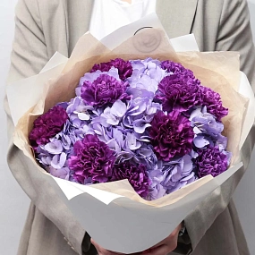Букет из 3 фиолетовых гортензий и 10 фиолетовых гвоздик в кремовой пленке