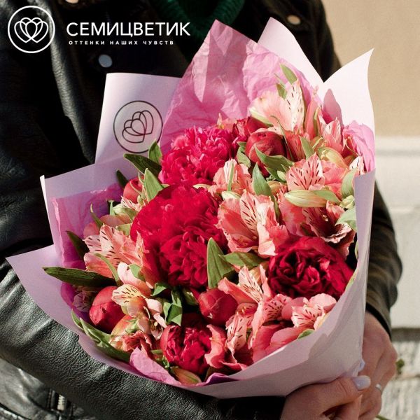 Букет из 9 бордовых пионов и 12 альстромерий в розовых тонах