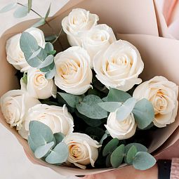 Букет из 11 белых роз Vendela 50 см (Эквадор) с эвкалиптом в кремовой пленке