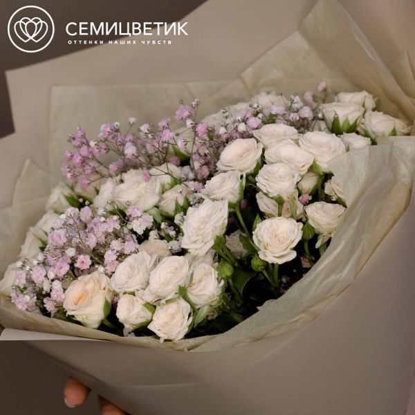 Букет из 13 кремовых кустовых роз 40 см (Кения) и 2 розовых гипсофил