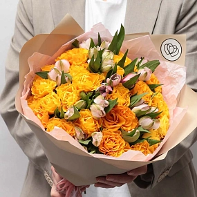 Букет из 25 оранжевых роз 35-40 см (Россия) и 10 альстромерий в розовых тонах в розовой пленке