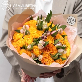 Букет из 25 оранжевых роз 35-40 см (Россия) и 10 альстромерий в розовых тонах в розовой пленке