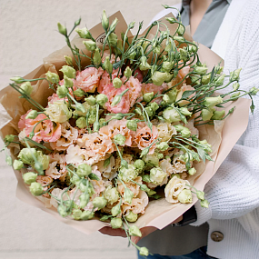 Букет из 25 розовых махровых лизиантусов в кремовой пленке