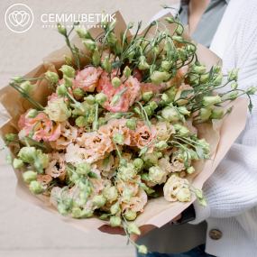 Букет из 25 розовых махровых лизиантусов в кремовой пленке