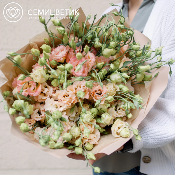 Букет из 25 розовых махровых лизиантусов в кремовой пленке