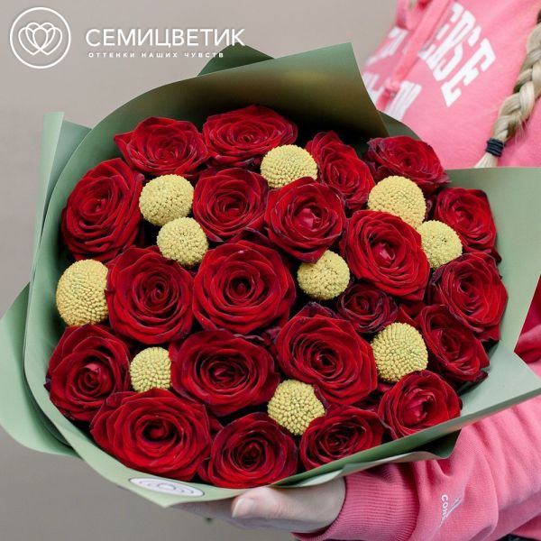 Букет из 21 красной розы 35-40 см (Россия) и 10 краспедий