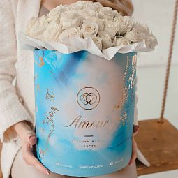 Букет в голубой шляпной коробке Amour из 33 белых кустовых роз (Эквадор)