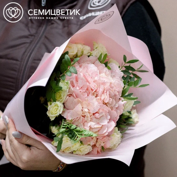Букет из розовой гортензии и кустовой розы с фисташкой в розовой пленке