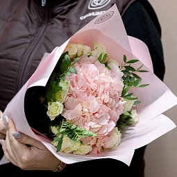 Букет из розовой гортензии и кустовой розы с фисташкой в розовой пленке