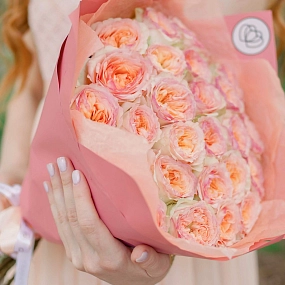 Букет из 25 персиковых пионовидных роз Flash Back 40 см в розовой пленке