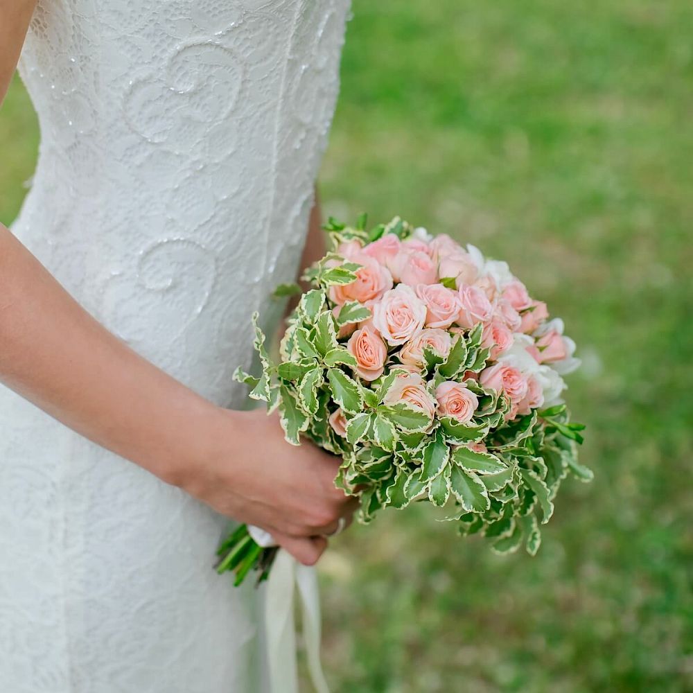 Свадебный букет невесты кустовые розы