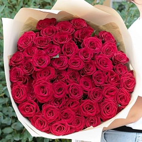 Букет из 51 красной розы 60 см (Россия) в голубой пленке