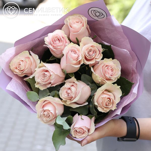 Букет из 11 нежно-розовых роз Pink Mondial 50 см (Эквадор) c эвкалиптом