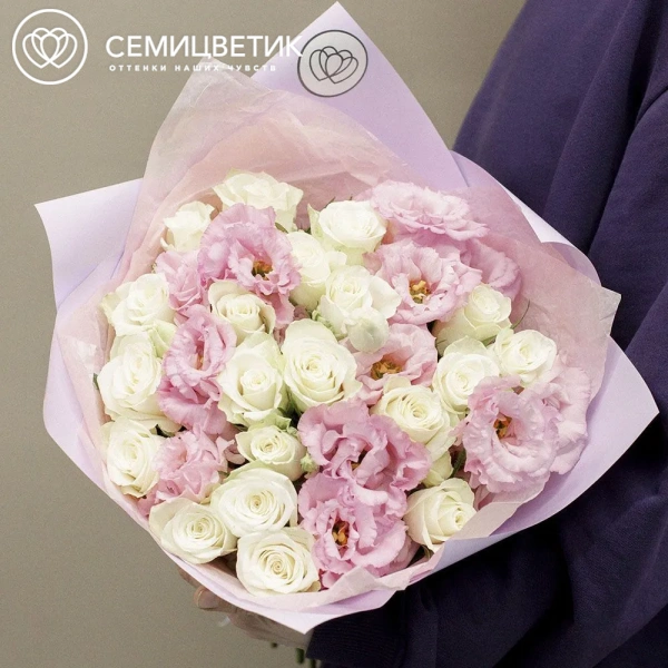 Букет из 20 белых роз 35-40 см (Кения) и 11 розовых лизиантусов в сиреневой пленке