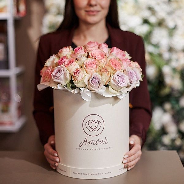 Букет в белой шляпной коробке Amour из 45 роз микс (Кения) Premium