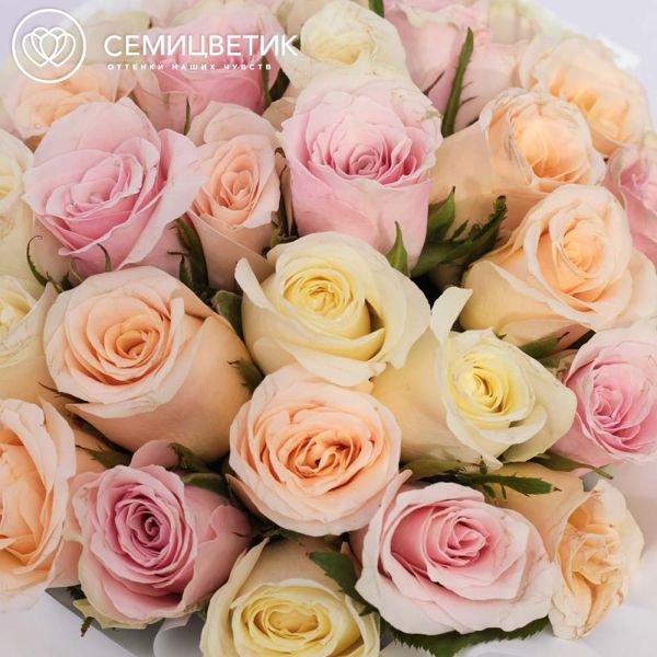 Букет в розовой шляпной коробке Amour Mini из 31 розы (Кения) нежный микс