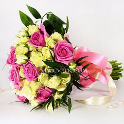 Свадебный букет из роз, кустовых роз и итальянского рускуса