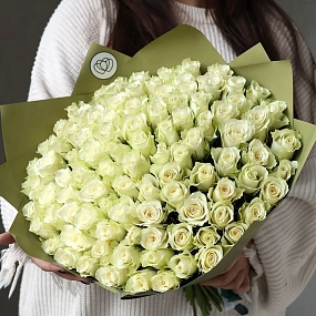 Букет из 101 белой розы 35-40 см (Кения) в оливковой пленке